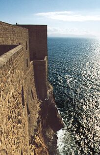 Le mura del castello a picco sul mare